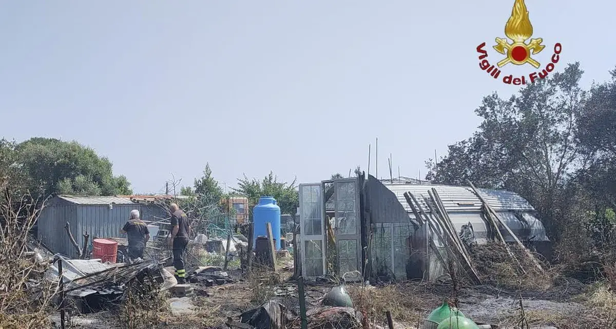 Esplode bombola Gpl abbandonata a Isola Sacra, ferito un vigile del fuoco