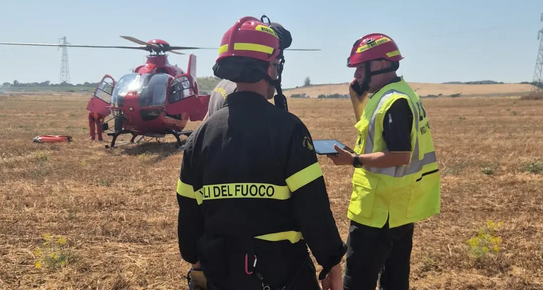 Vasto incendio minaccia case e azienda agricola: intervento dei vigili del fuoco