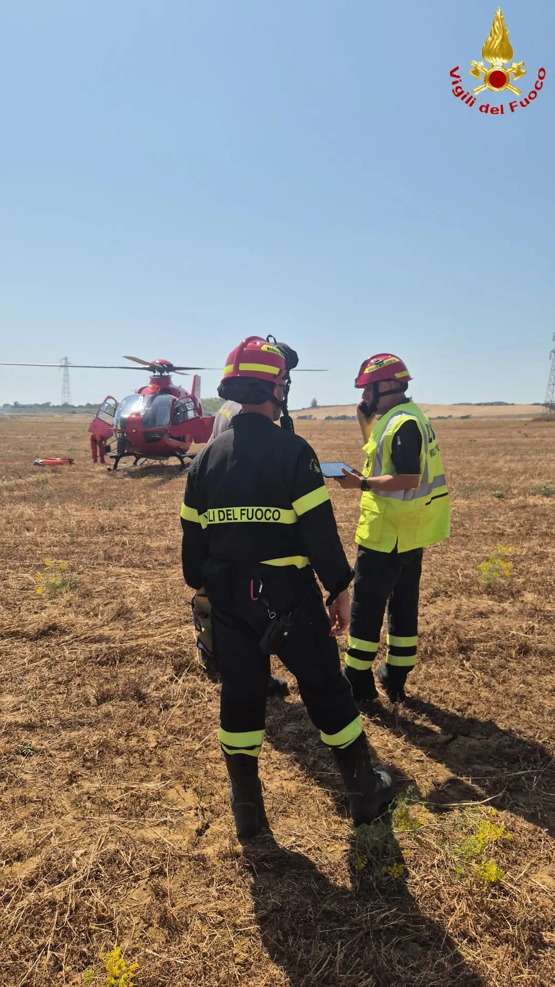 Vasto incendio minaccia case e azienda agricola: intervento dei vigili del fuoco
