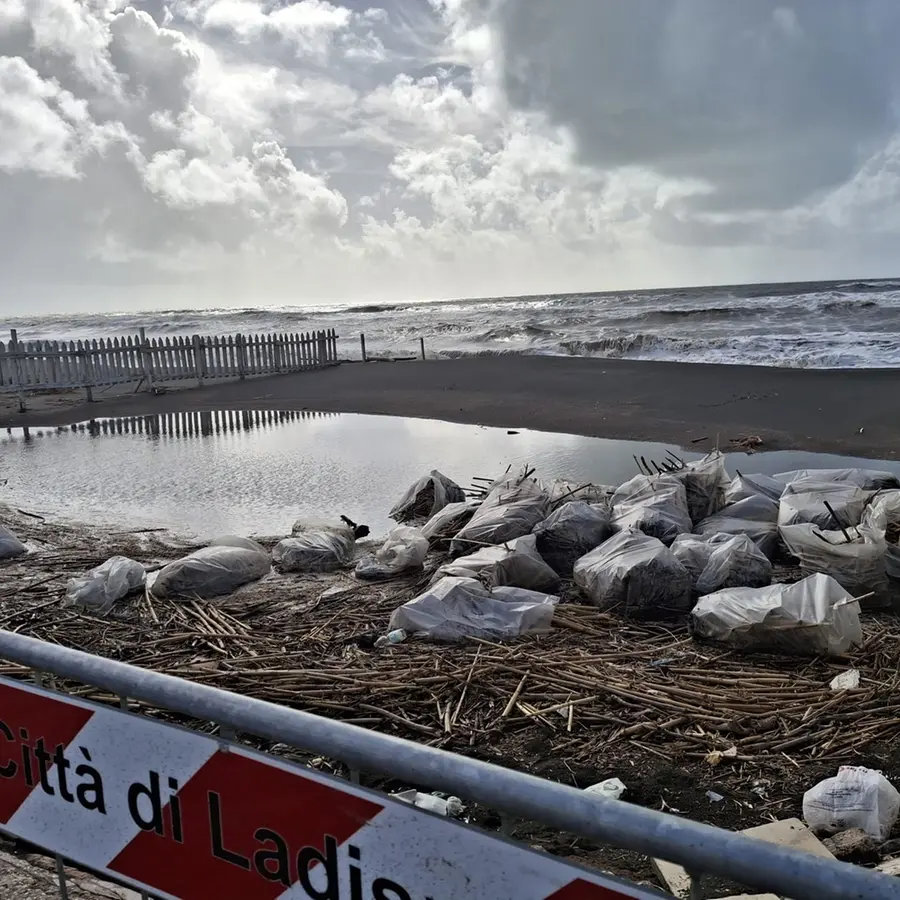 Spiagge sparite, le onde arrivano in strada. Canne e tronchi sulla riva