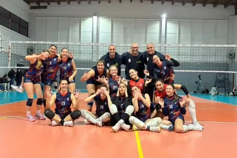 La foto post vittoria delle rossoblu (Foto Enrico Paravani)