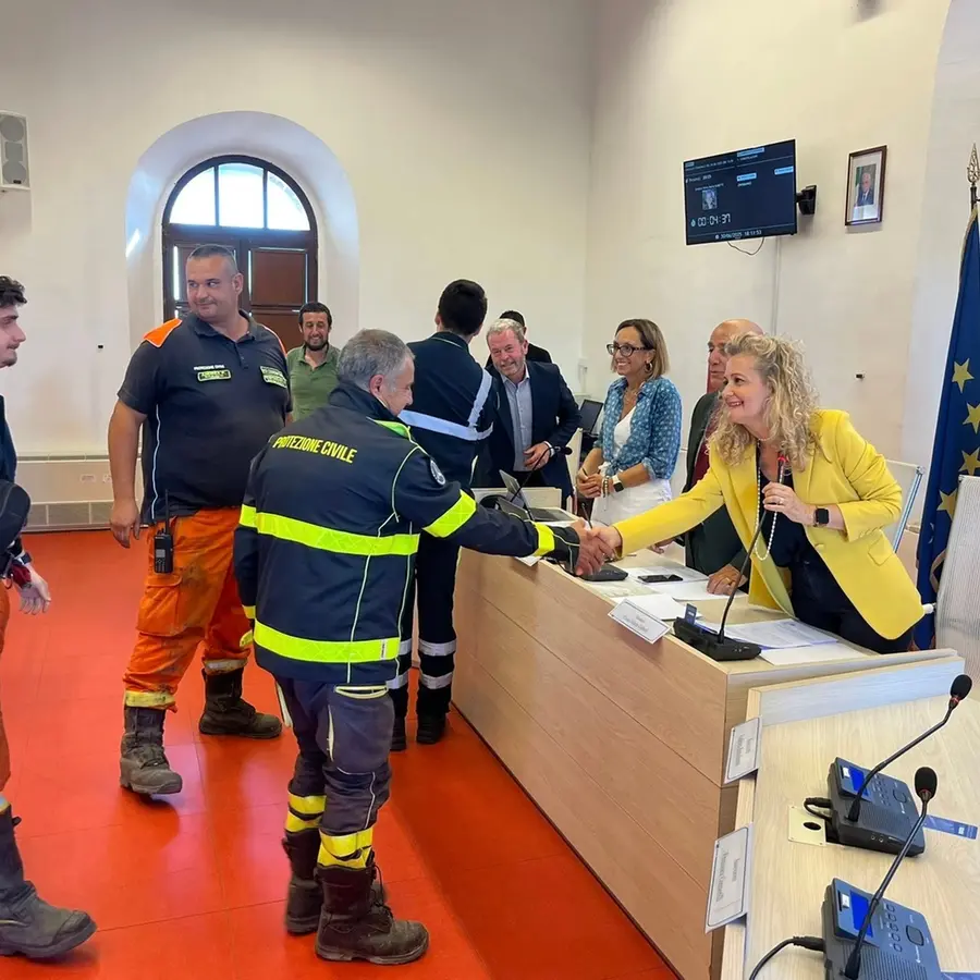 Dopo l’inferno di fuoco, il grazie della città ai suoi angeli della Prociv