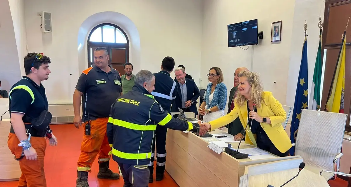 Dopo l’inferno di fuoco, il grazie della città ai suoi angeli della Prociv