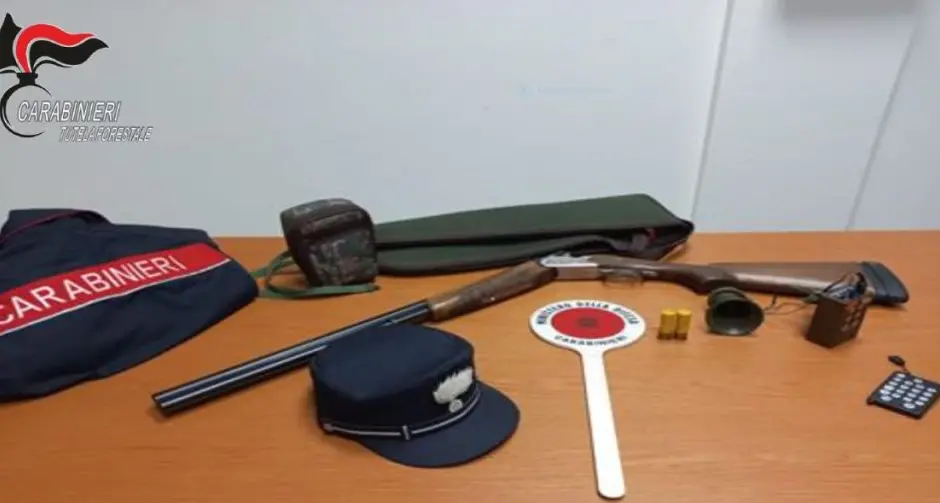Cacciatore usa richiamo acustico non consentito, denunciato dai carabinieri