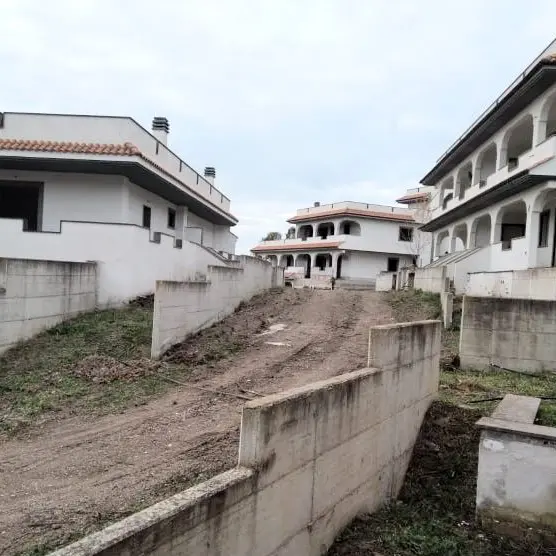 Case di via Elcetina, mancano cancelli, strade e illuminazione: la presidente Abbatiello suona la sveglia al commissario Fasoli