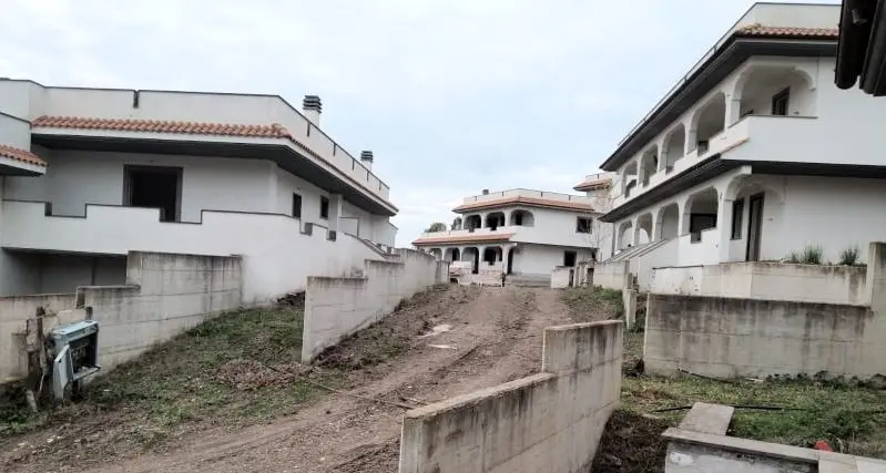 Case di via Elcetina, mancano cancelli, strade e illuminazione: la presidente Abbatiello suona la sveglia al commissario Fasoli