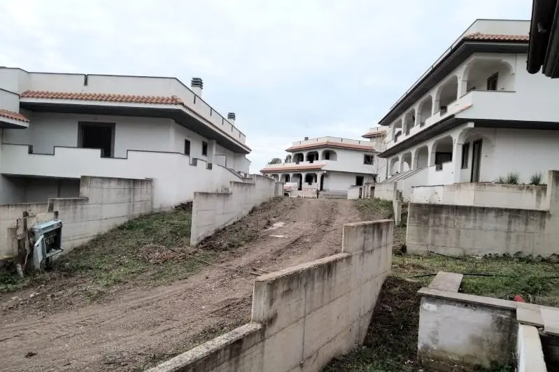 Case di via Elcetina, mancano cancelli, strade e illuminazione: la presidente Abbatiello suona la sveglia al commissario Fasoli