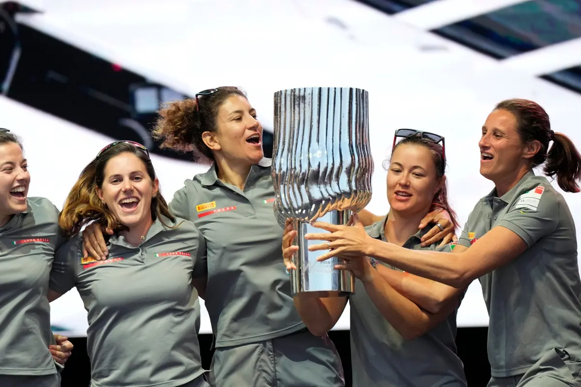 Luna Rossa Prada Pirelli\\\\\\'s team celebrates after winning the Puig Women\\\\\\'s America\\\\\\'s Cup race in Barcelona, Spain, in Barcelona, Spain, Sunday, Oct. 13, 2024. (AP Photo/Bernat Armangue) , APS