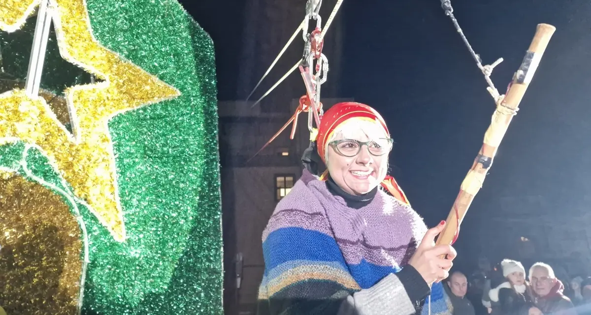 Viterbo: pienone in piazza della Rocca per la discesa della Befana 115