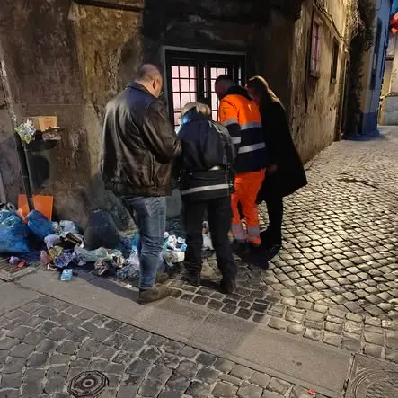 Viterbo: rifiuti abbandonati in via del Collegio, multati in tre