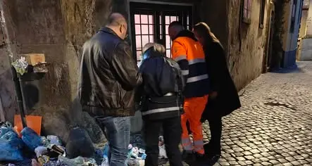 Viterbo: rifiuti abbandonati in via del Collegio, multati in tre