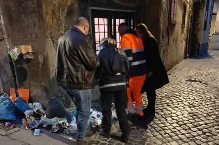 Viterbo: rifiuti abbandonati in via del Collegio, multati in tre