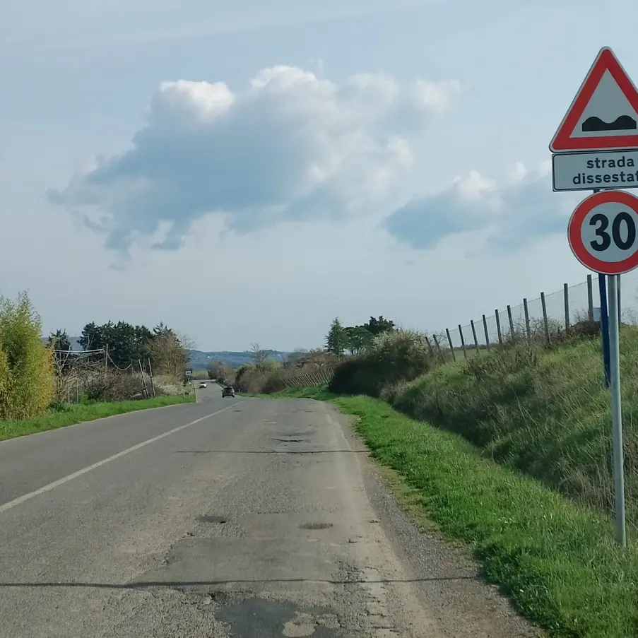 Poca illuminazione e voragini sulla Settevene Palo: «Costretti a slalom pure gli autisti delle ambulanze»