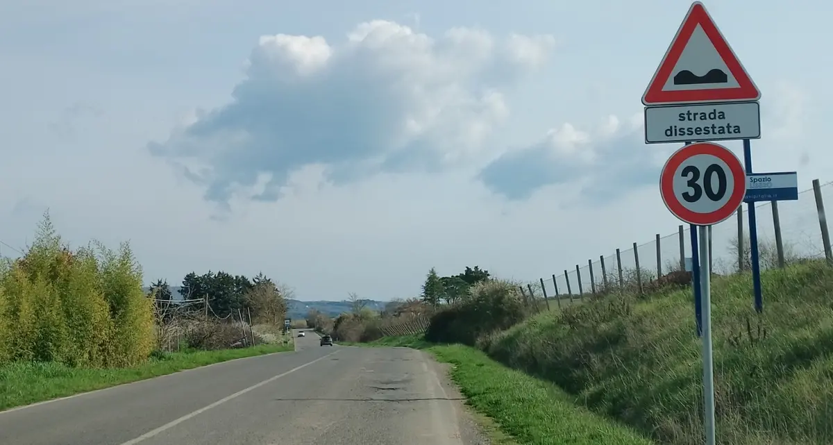 Poca illuminazione e voragini sulla Settevene Palo: «Costretti a slalom pure gli autisti delle ambulanze»