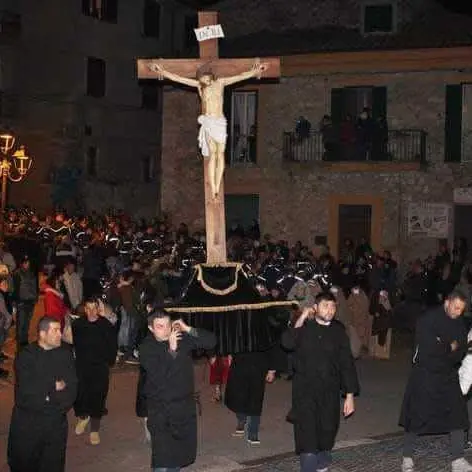 Preparativi per la tradizionale processione del Cristo morto