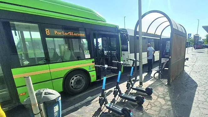 Caos monopattini alla stazione di Civitavecchia