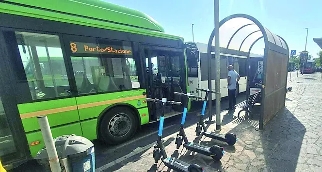 Caos monopattini alla stazione di Civitavecchia