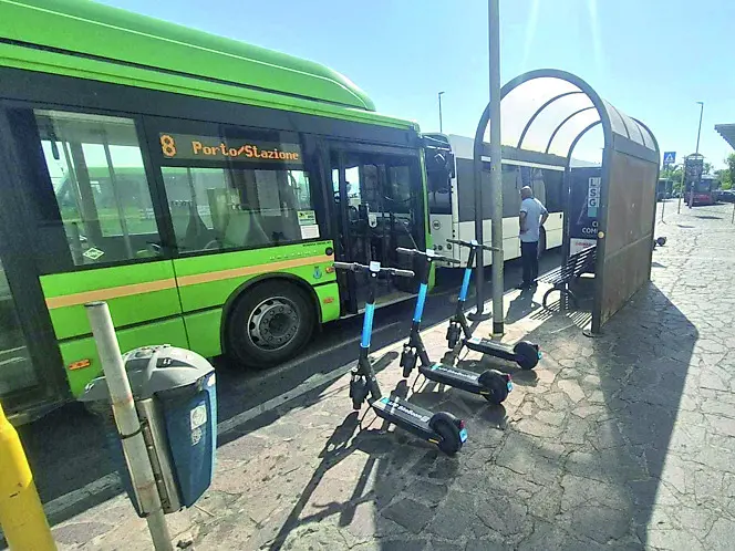 Caos monopattini alla stazione di Civitavecchia