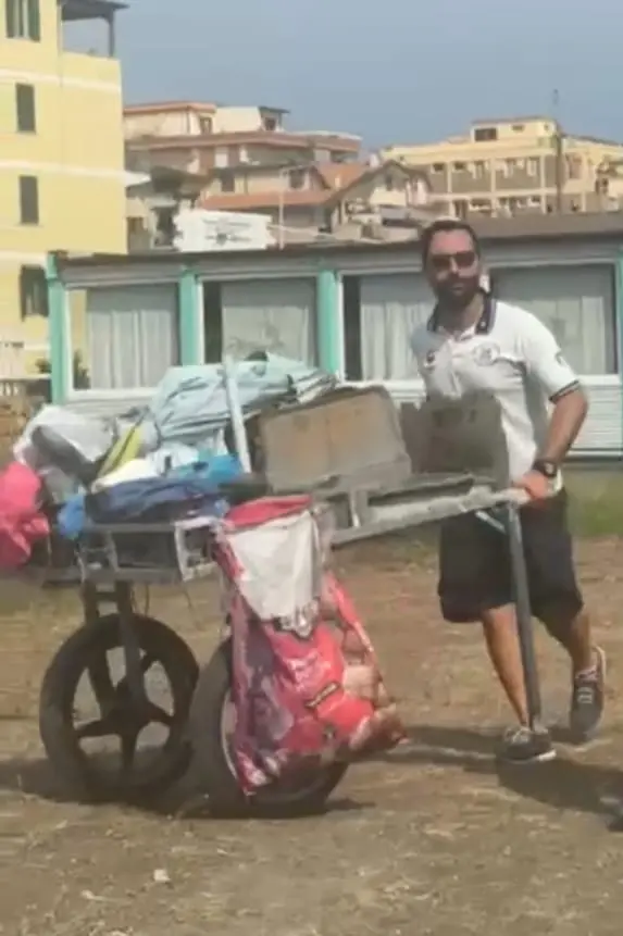 Blitz contro i venditori abusivi di pannocchie e in palude c’è chi si costruisce una capanna