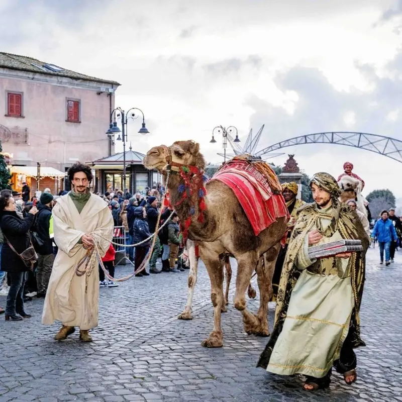 Il presepe vivente di Tarquinia accoglie i Re Magi a dorso di cammello