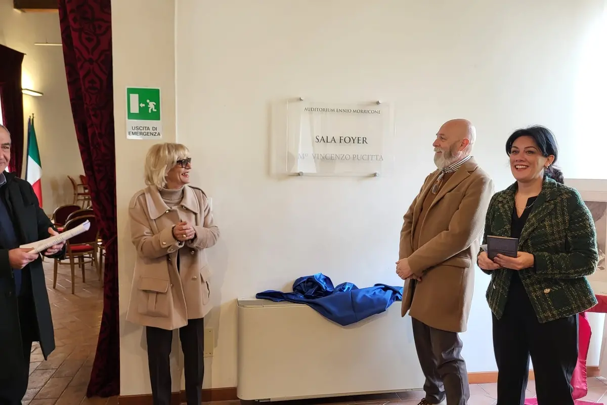 <p>La presidente della Fondazione Cariciv Gabriella Sarracco, il sindaco Ernesto Tedesco e l&#39;assessore Simona Galizia scoprono la targa nel foyer della cittadella della musica</p>\\n