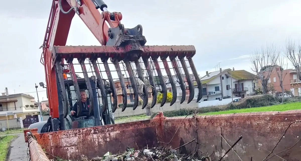 Emergenza discariche nelle campagne, rifiuti nei canali: arrivano le ruspe