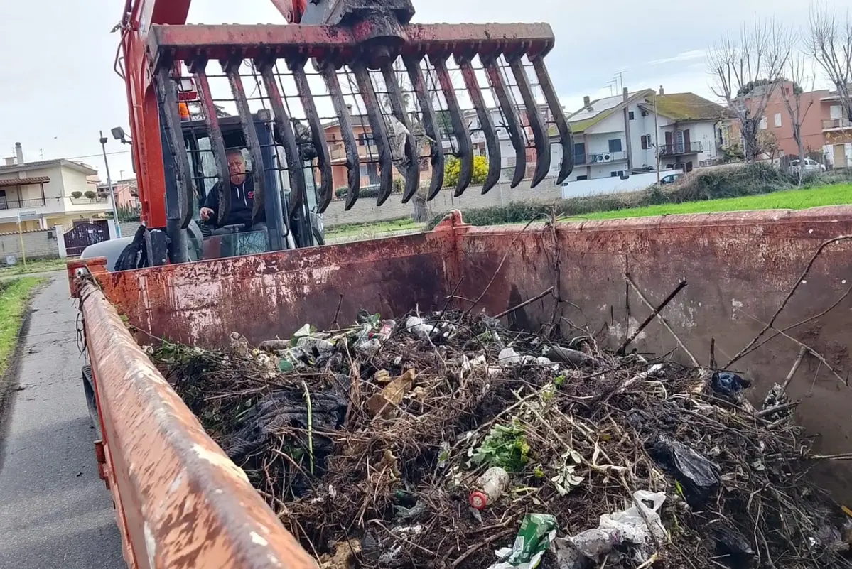 Emergenza discariche nelle campagne, rifiuti nei canali: arrivano le ruspe