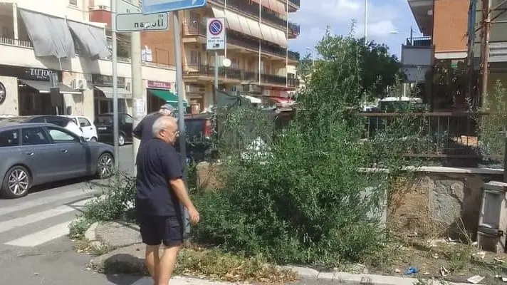 Il Comune annuncia la pulizia di strade e marciapiedi ma c'è chi adotta il fai-da-te