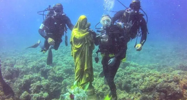 Santa Marinella, rinnovato l’omaggio alla statua della Madonna nel fondale marino