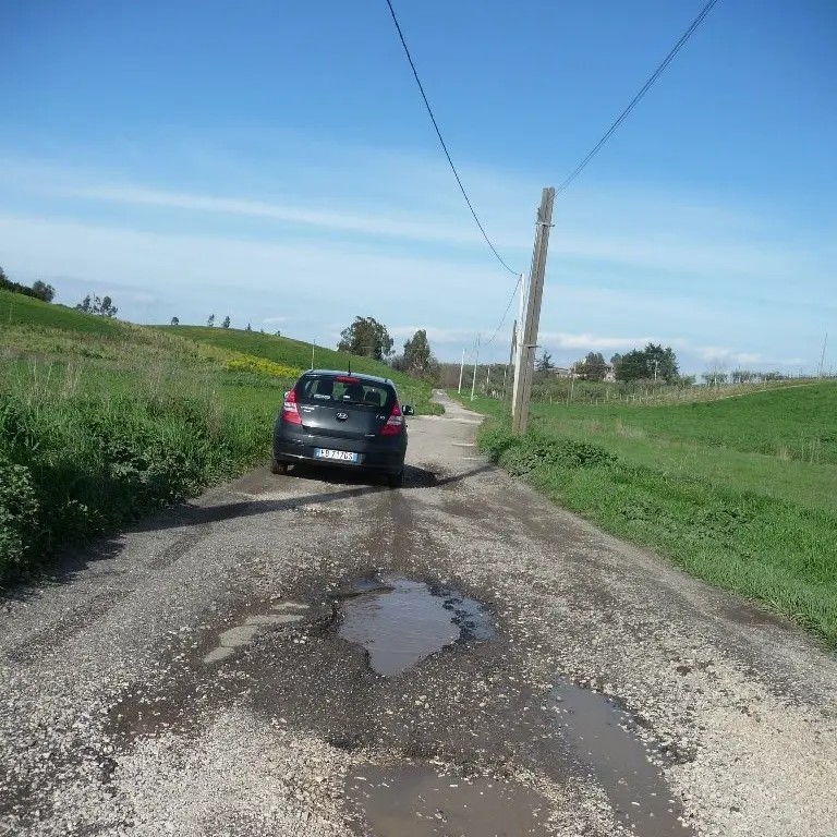 Buche e scarsa illuminazione a Zambra