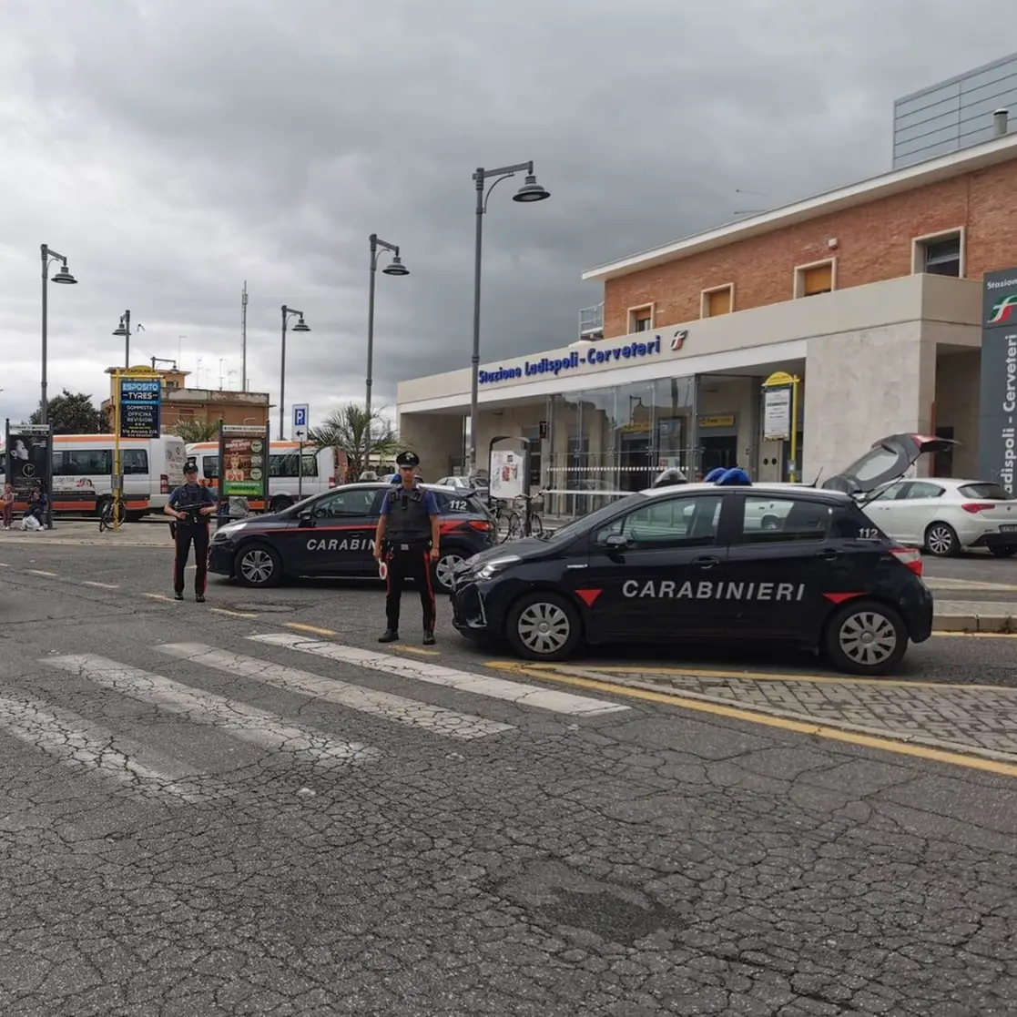 Importuna i pendolari, bloccato in stazione a Ladispoli