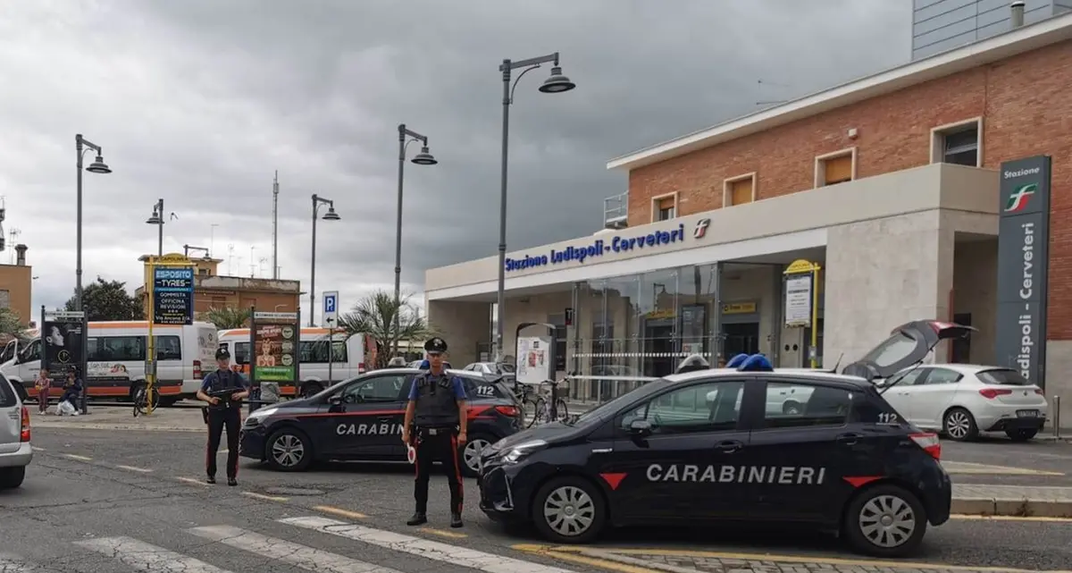 Importuna i pendolari, bloccato in stazione a Ladispoli