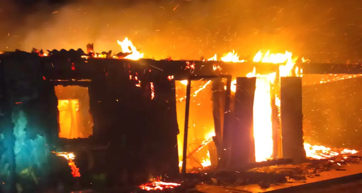 Incendio divora una villetta, mamma e figlia piccola in ospedale