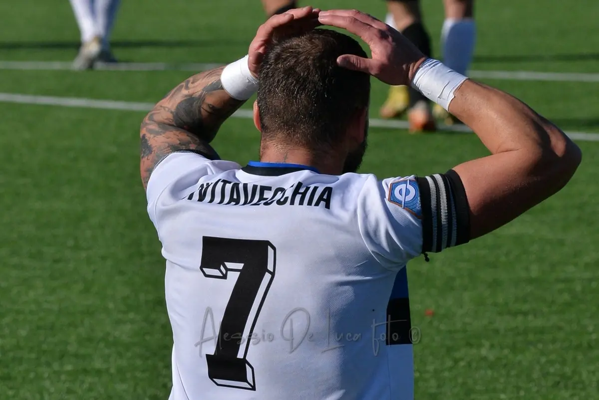 Mani tra i capelli per bomber Vittorini (Foto Alessio De Luca)