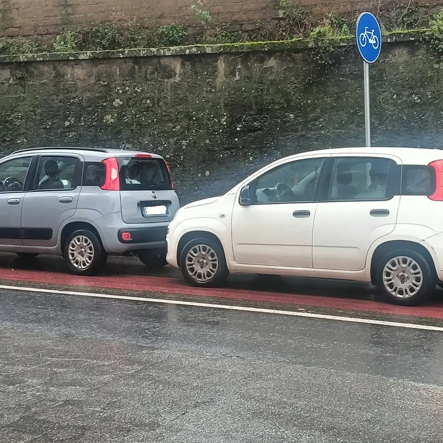 Sulle piste ciclabili a Viterbo parcheggio abusivo diffuso