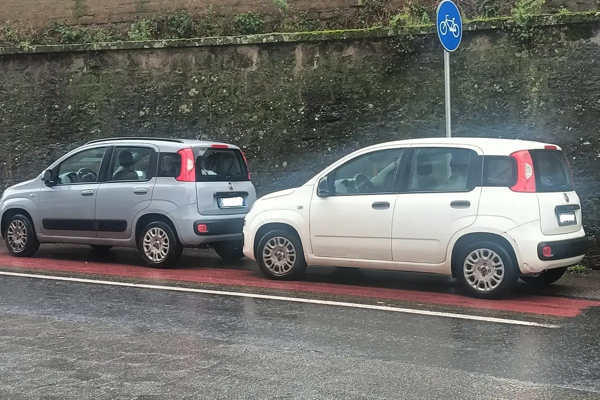 Sulle piste ciclabili a Viterbo parcheggio abusivo diffuso