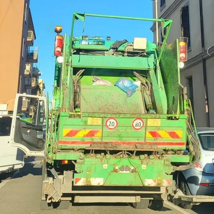Camion fermi in discarica, verso il rientro di un mezzo