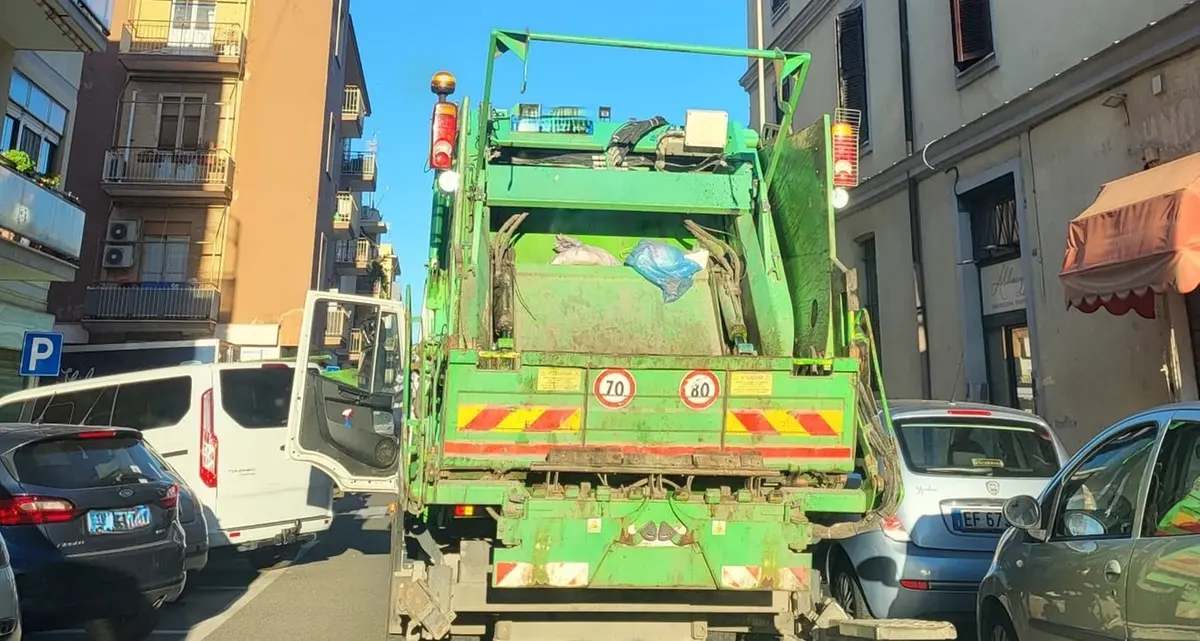 Camion fermi in discarica, verso il rientro di un mezzo