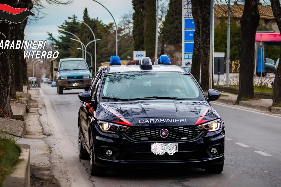 Ruba alcolici da un supermercato e, braccato dai carabinieri, li abbandona in un bar
