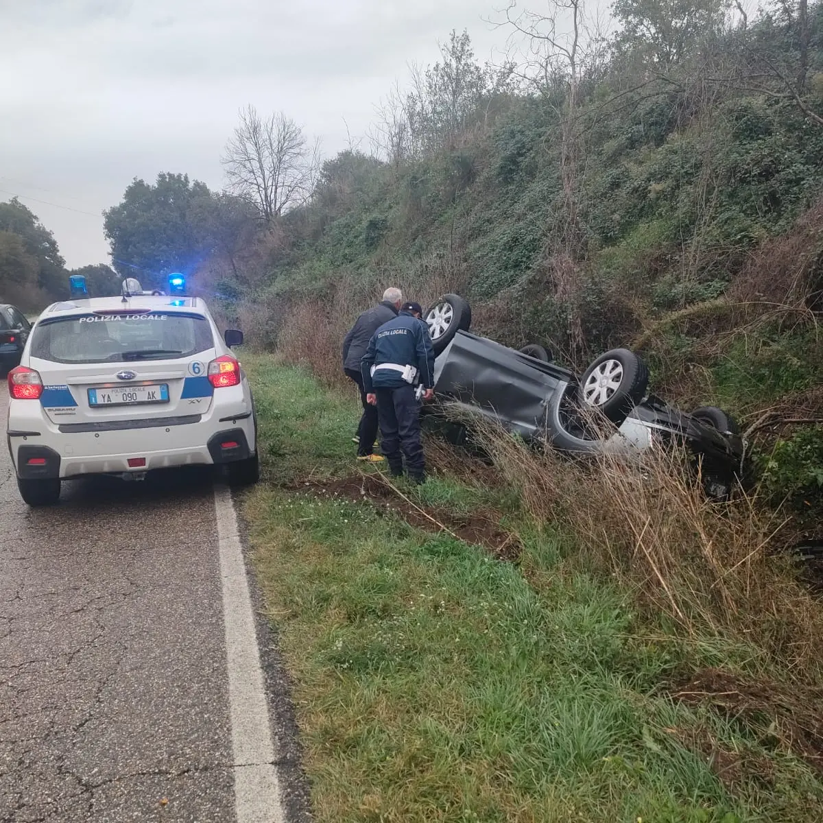 Finisce fuori strada e si ribalta lungo la Tuscanese