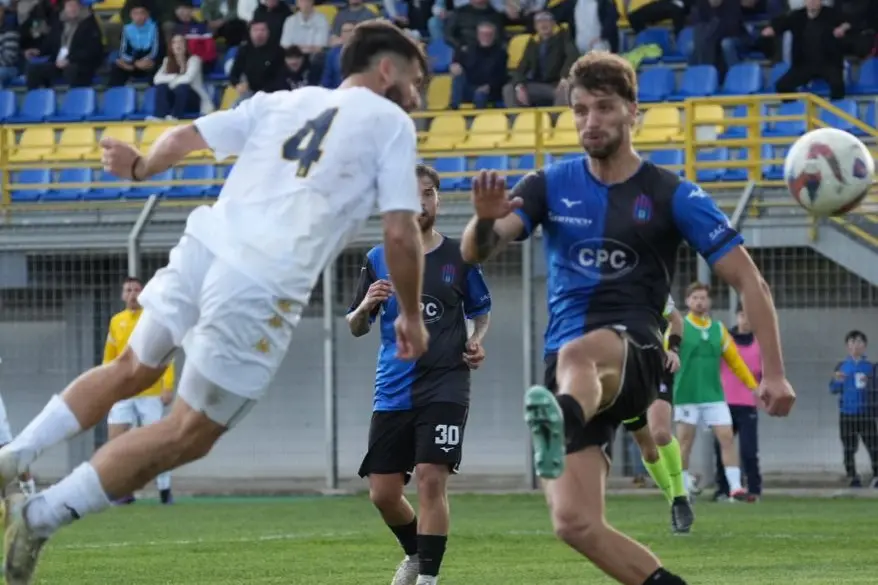 Una fase di gioco del derby Viterbese-Civitavecchia della scorsa stagione