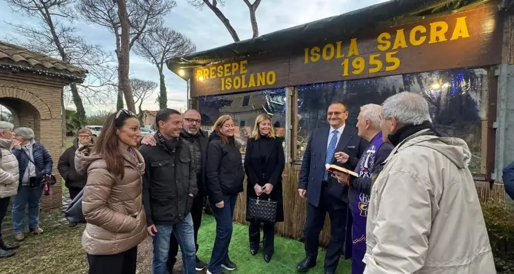 Il sindaco visita il presepe isolano