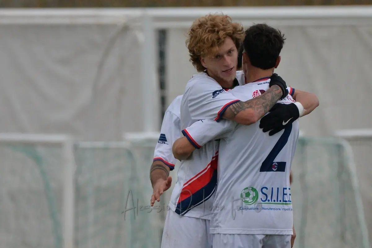 L\\u2019abbraccio finale tra alcuni giocatori rossoblu (Foto Alessio De Luca)