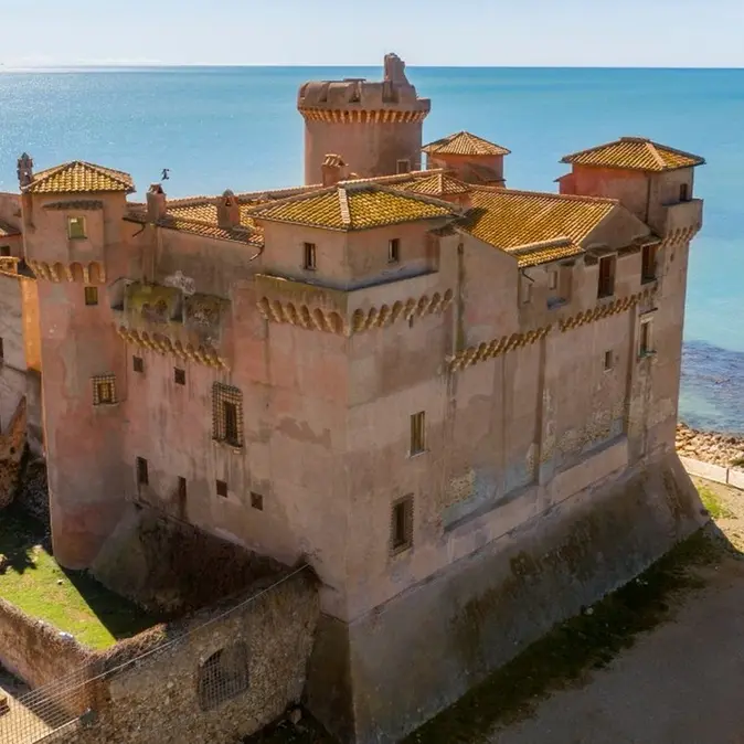 Trampolieri in costume e artisti circensi itineranti si esibiranno nei cortili e nelle piazze del castello di Santa Severa