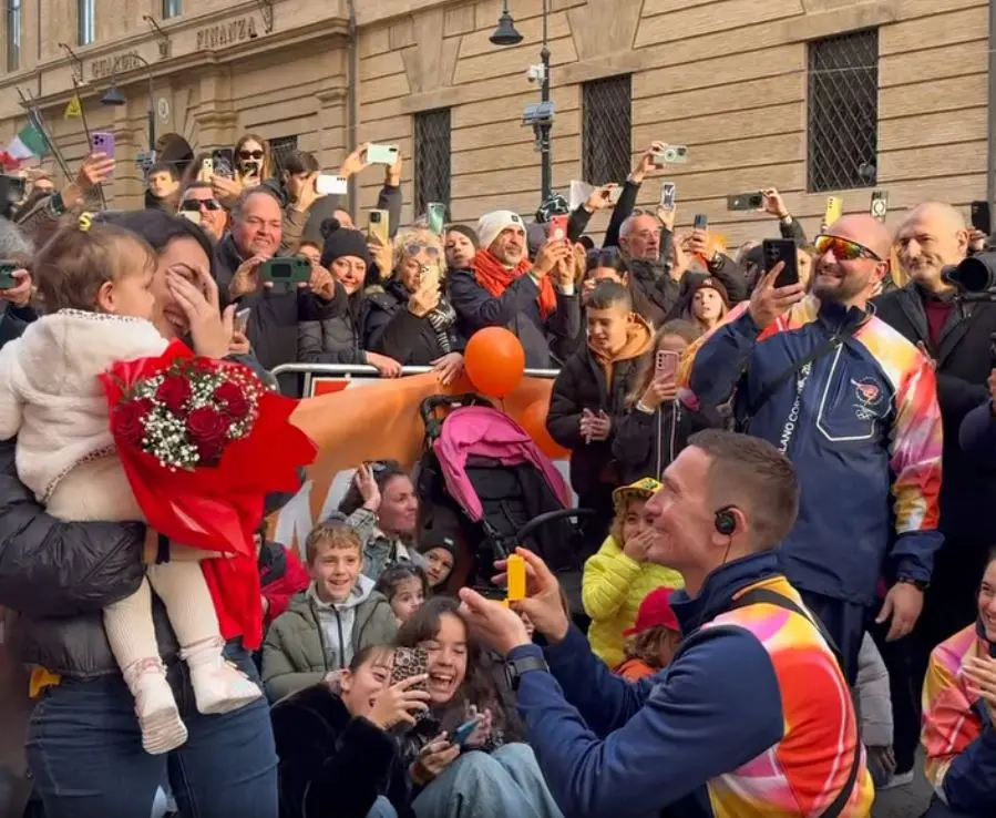 Il fuori programma: Damiano Lestingi si è presentato dalla fidanzata Chiara a cui ha chiesto ufficialmente di sposarsi