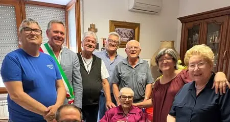 Una targa e un omaggio floreale per i cento anni di Giovanna Vona: visita del sindaco Sposetti e dell’assessore Leoni