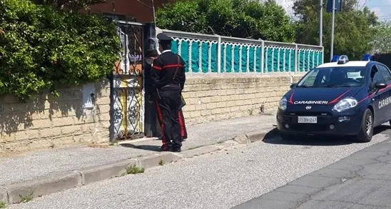 «Siamo carabinieri» e invece sono ladri