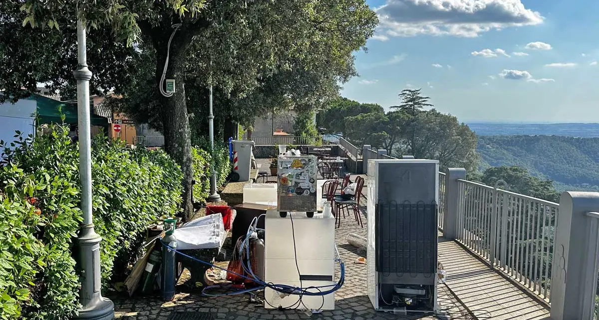 «Rocca dei Papi trasformata in una discarica a cielo aperto»