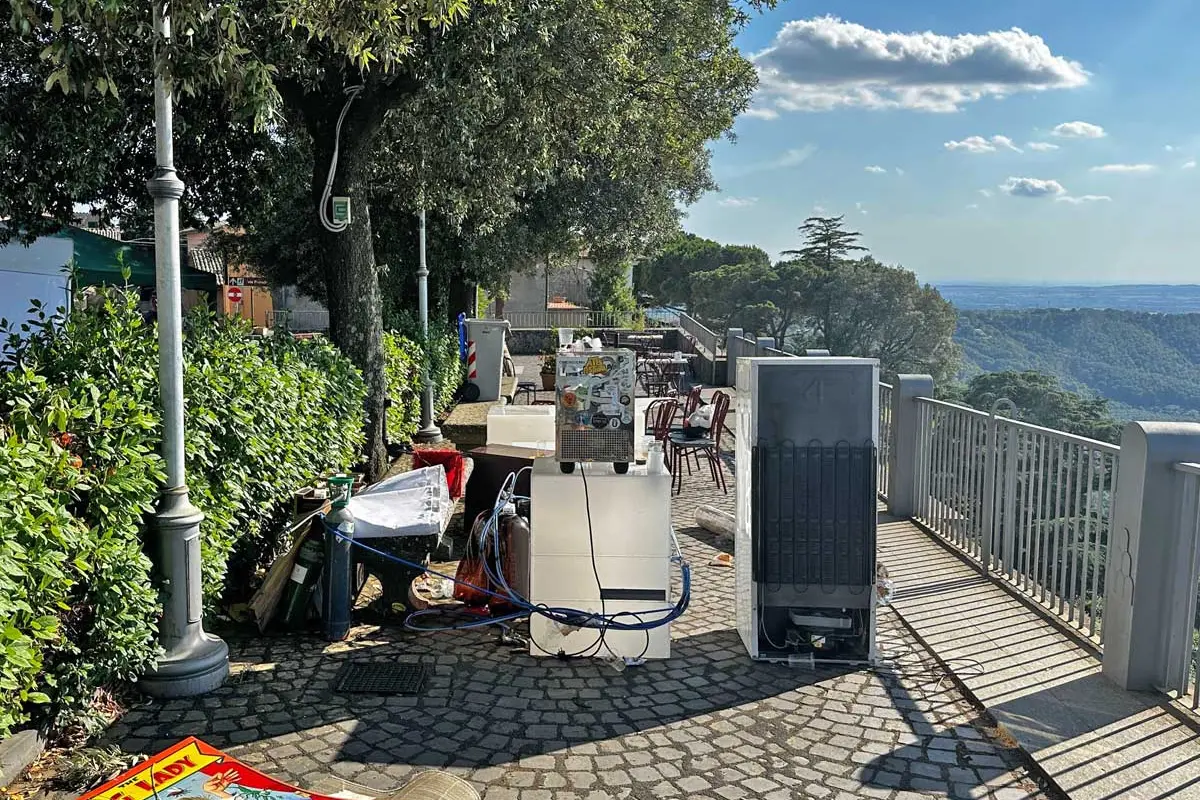 «Rocca dei Papi trasformata in una discarica a cielo aperto»