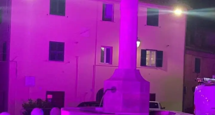 Fontana Tonna illuminata di rosa: Allumiere aderisce alla campagna per la prevenzione e la ricerca sul tumore al seno